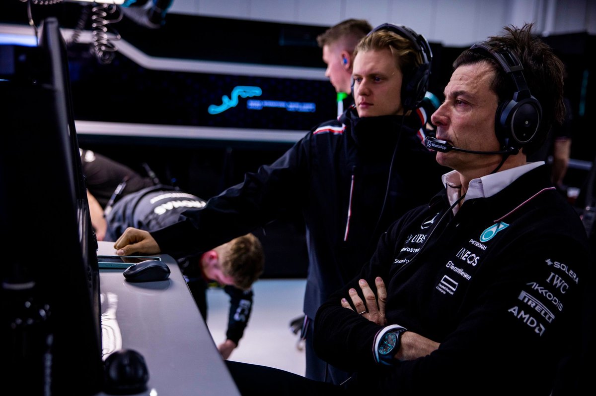 Боротьба Mercedes у Формулі-1 на тлі викликів, пов’язаних з правилами впливу на ґрунт